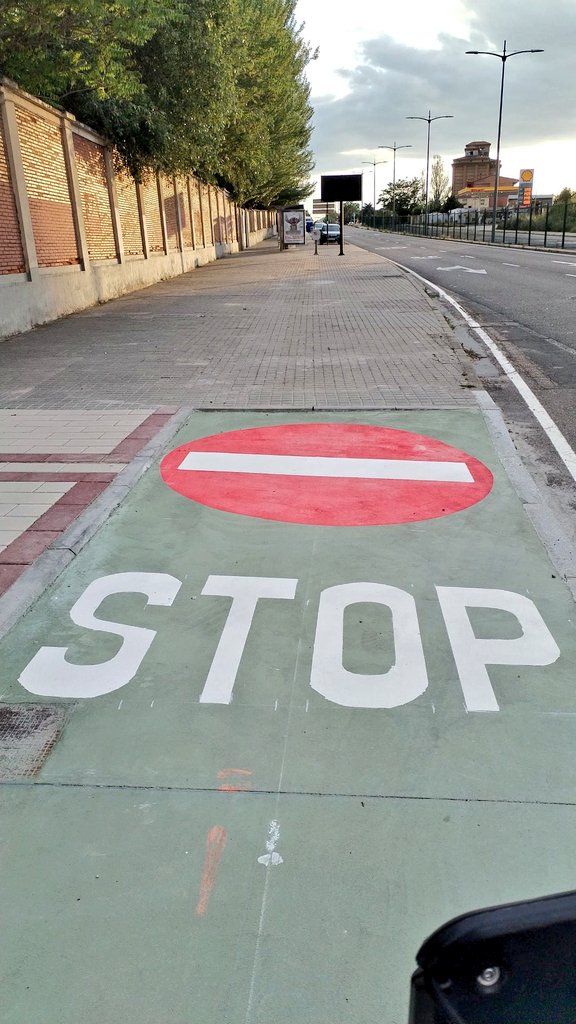🔴El final del carril bici de Calle Eras en Valladolid se suma a la lista de memes ciclistas.
🔴El Ayto de Valladolid está destrozando la infraestructura ciclista de la ciudad, no va a ser nada fácil recuperarla.
⛔STOP⛔
🌱Urge un cambio de modelo dentro del Ayto.