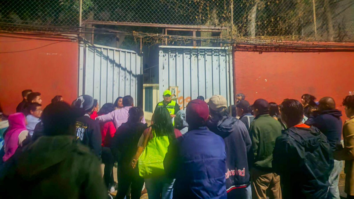 SAPCI_CDMX's tweet photo. ¡En todo momento! 🚨

En @XochimilcoAl, #AuxilioEscolar del @GobCDMX opera en 19 planteles de educación de nivel básica y medio superior, donde el #EquipoSAPCI y @SSC_CDMX refuerzan la seguridad escolar y garantizan entornos seguros en la #CapitalDeLaTransformación .🏫 https://t.co/fPDwyhtlmj
