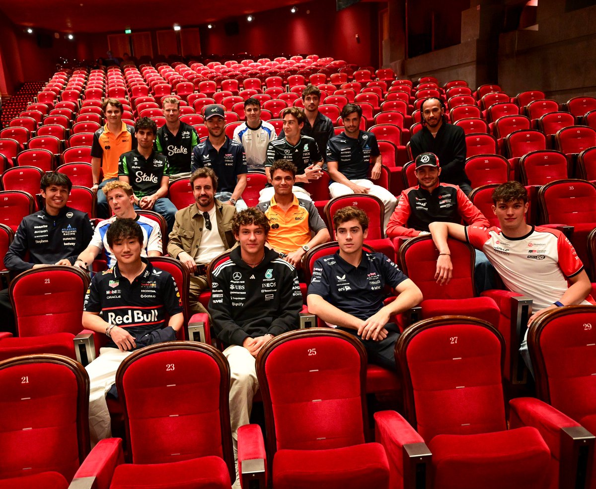 ElReyGuiri's tweet photo. Los pilotos EXCEPTO Verstappen y Stroll en la premiere de la película F1. https://t.co/t4u1k8KP0f