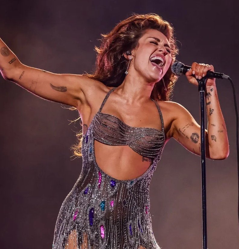 poponze's tweet image. Miley Cyrus revelou que “Flowers” é a sua música favorita de toda a carreira.