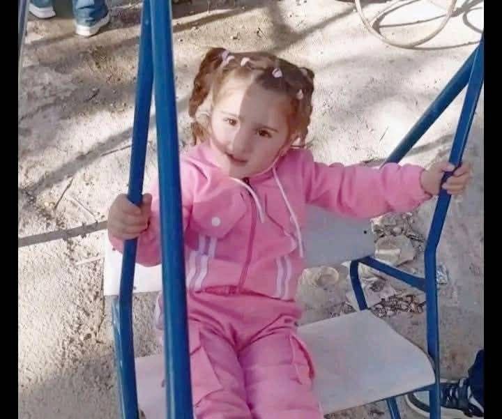 الطفلة السورية ذات الثلاث أعوام "آية بلوق" التي خُطفت منذ أيام من منطقة الزبلطاني في دمشق على يد تنظيم القاعدة وداعش والنصرة الارهابيين تابعين لابو محمد الجولاني ، ورغم مناشدات ذويها للأمن العام وكل من يستطيع المساعدة....

وجدت اليوم مقتولة ومرمية في أحد الطرقات