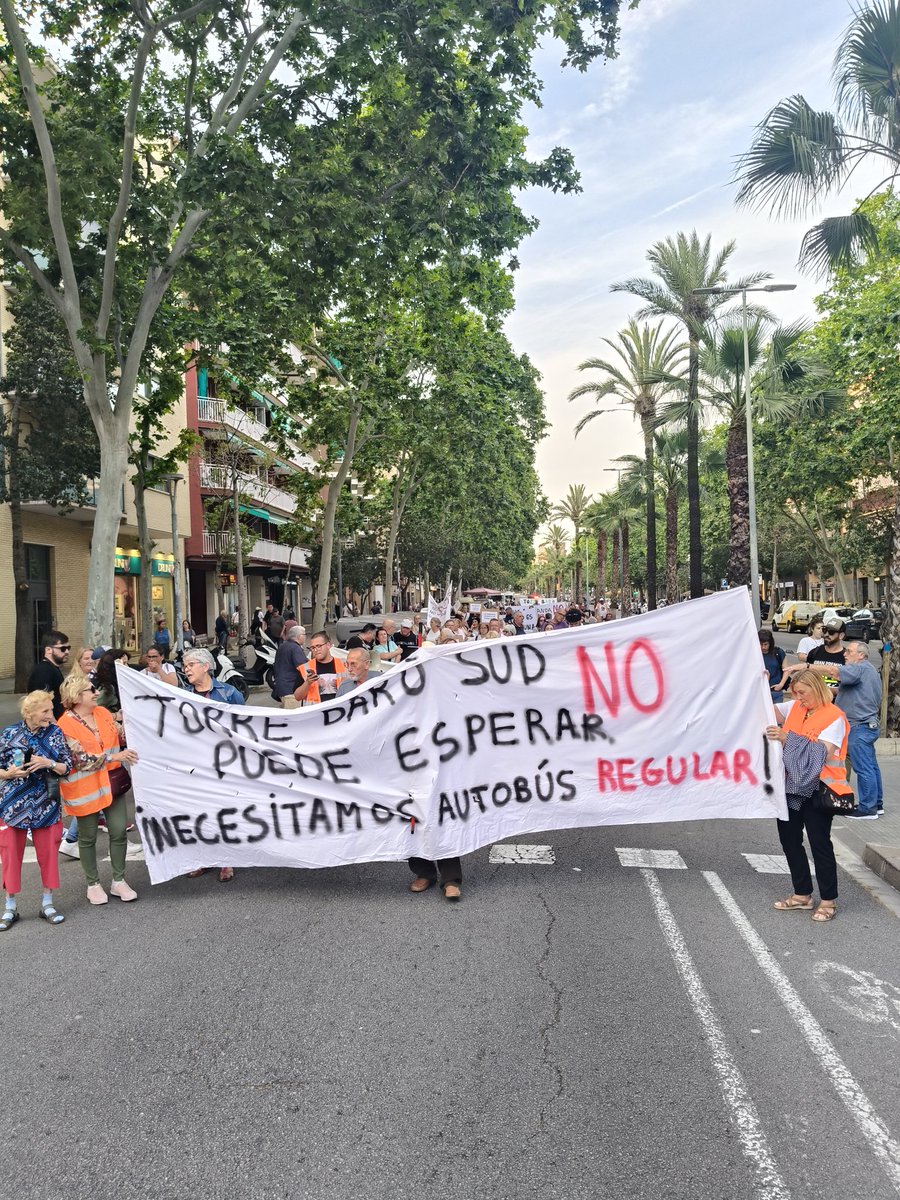cgtbus's tweet photo. Vergonyós que el veïnat dels barris de Barcelona hagi de sortir cada dia al carrer a reclamar transport digne @TMB_Barcelona @laiabonetrull @Bcn_NouBarris @9BTV @9bcomu 
Avui és el barri de #Torrebaró. Quin serà demà?
@bcn_ajuntament
@avvtorrebaro9b @AvvTorreBaro @GenteRoskera https://t.co/OsPRYAwfZW