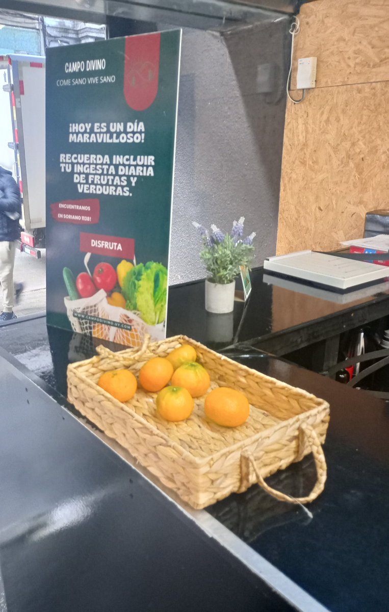 Alejotrocheb's tweet photo. es duro luchar contra la fuerza de la gravedad jejeje 🏋️  😱 pero por suerte Power Gym del centro ayuda a que te motives. Nos alegra todos los días con las ricas frutas de Campo Divino.
#PowerGym
#CampoDivino https://t.co/qNEhCKE4vG