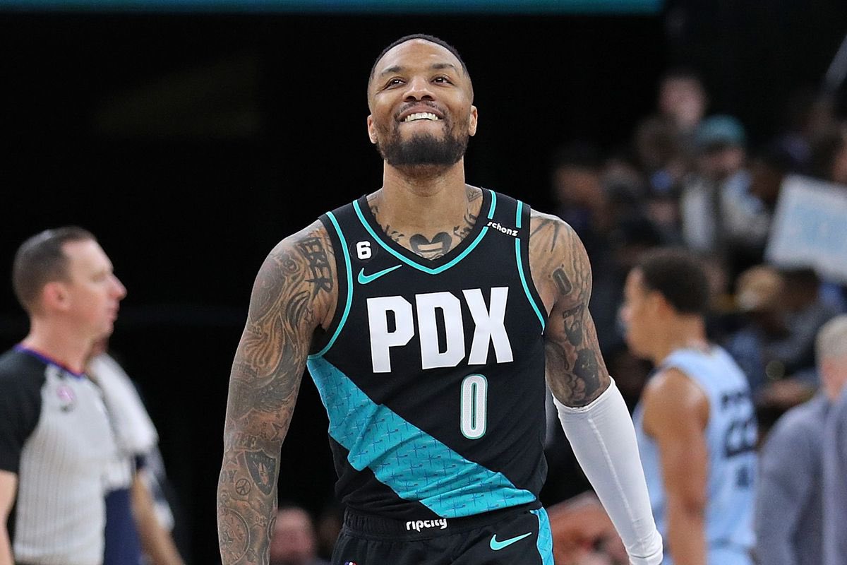 na7ural_'s tweet photo. Damian Lillard in the 2023 season (NBA 3rd team):

32.2 PPG
4.8 REB 
7.3 AST 
65 TS%

Shai Gilgeous-Alexander this season (MVP):

32.7 PPG 
5.0 REB 
6.4 AST 
64 TS% https://t.co/QAjhjHTydd