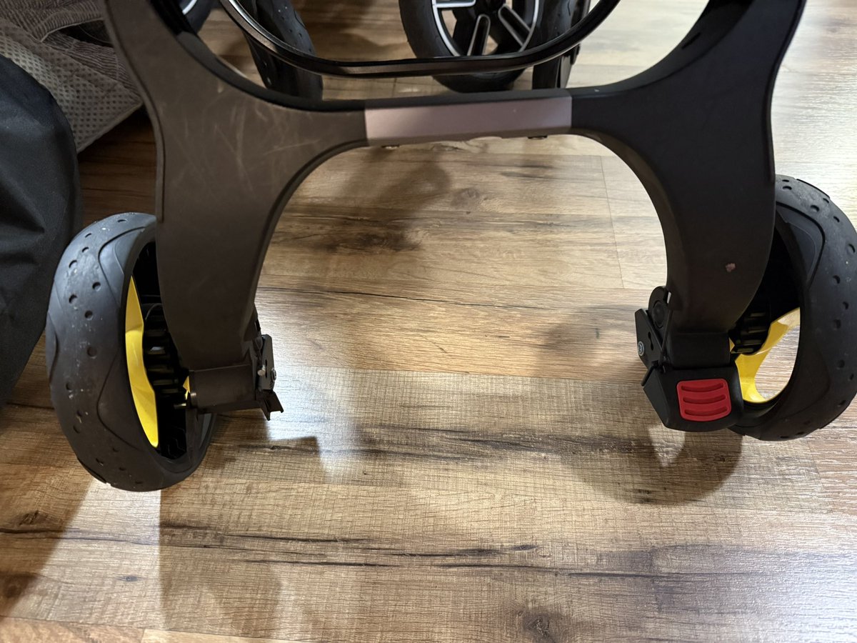 Jak578's tweet photo. @HawaiianAir 
#airlinecomplaints #WorstAirlineEver #webreakstuff #YeetYourStroller
Gate checked my stroller March 13, 2025, #6 HNL-LAS. Agents broke my stroller. Sent weekly emails without a response for 2 months. In the end was basically told “we don’t believe you” https://t.co/tw55RwDPjv