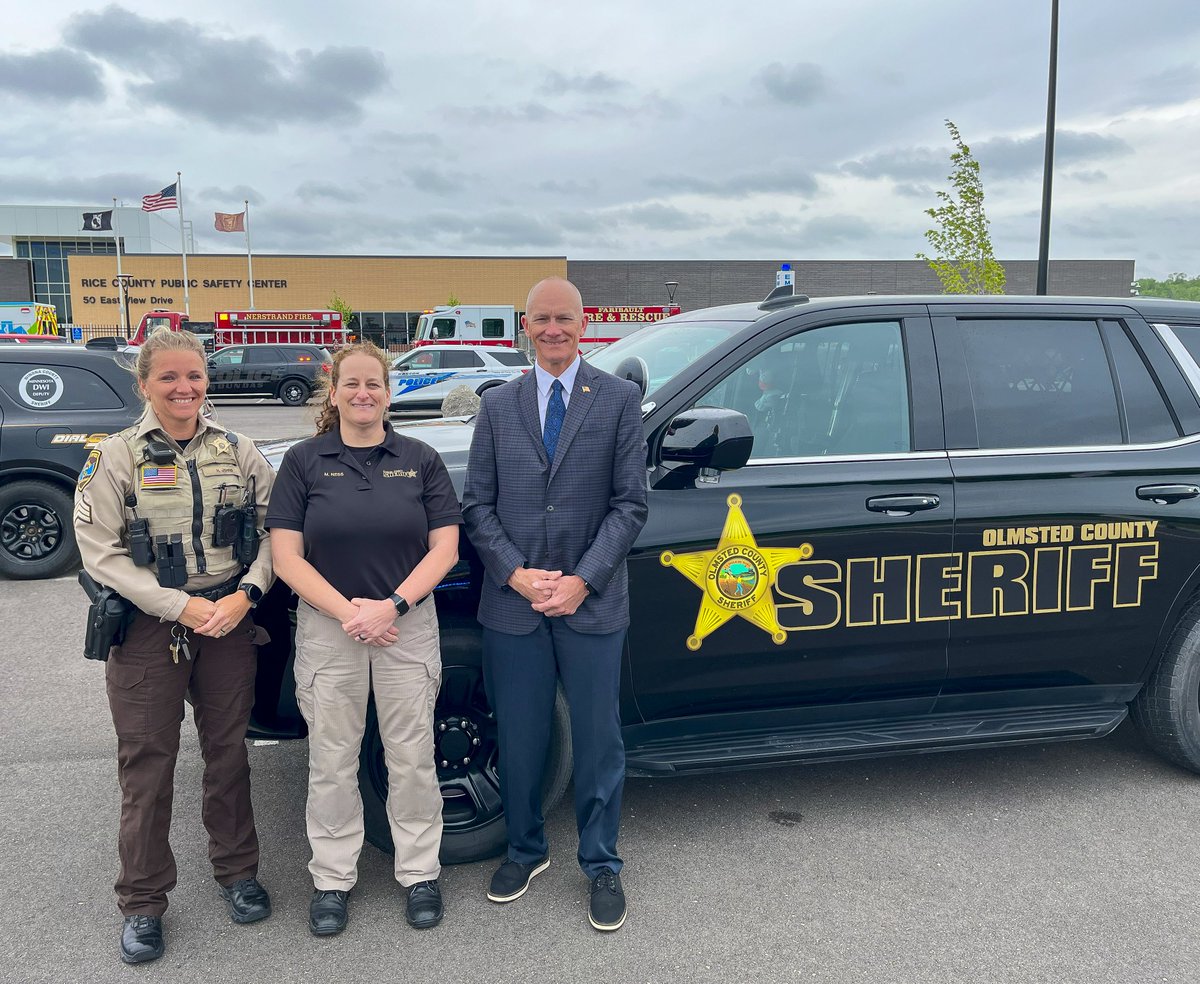 OlmstedSheriff's tweet image. Earlier this week, members of our office participated in the annual Southeast Minnesota Toward Zero Deaths (TZD) photo in Rice County. 

Learn more about TZD: minnesotatzd.org

#TowardZeroDeaths
#OlmstedCounty