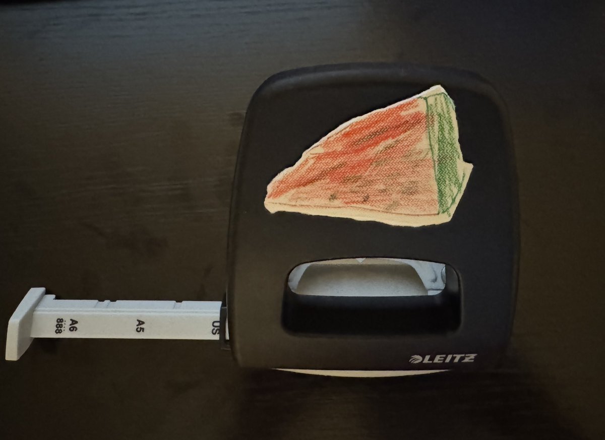 NicText's tweet image. Wenn dich die 6-Jährige DAZ-Nachhilfeschülerin so mag, dass sie dir für zuhause eine Wassermelone bastelt😍

#LoveMyJob #Deutschnachhilfe #DAZ