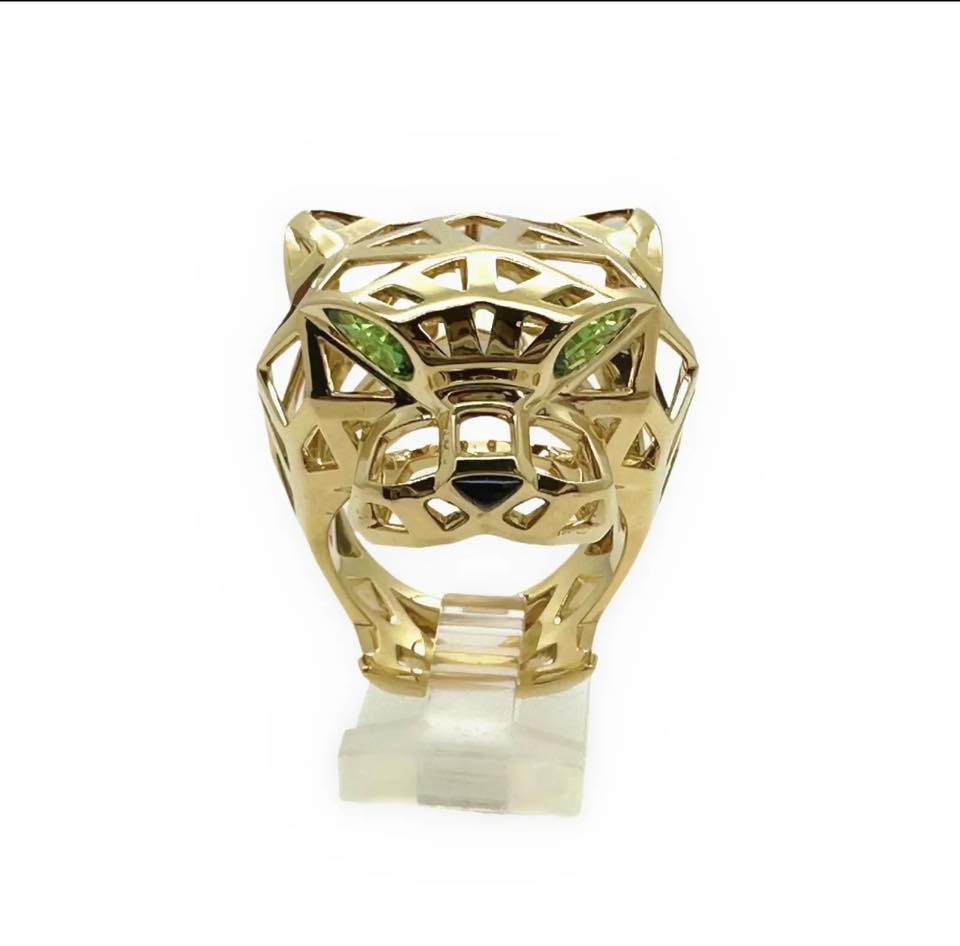 erhervy's tweet photo. Shining bright like a crown, this gold ring steals the spotlight against its vibrant red backdrop 💍✨ #Crown #Gold #Ring https://t.co/stvY9ou1v7