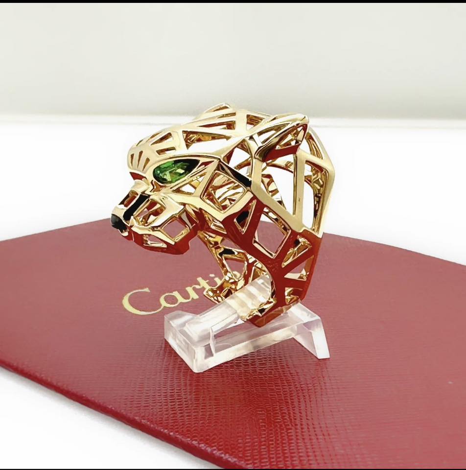 erhervy's tweet photo. Shining bright like a crown, this gold ring steals the spotlight against its vibrant red backdrop 💍✨ #Crown #Gold #Ring https://t.co/stvY9ou1v7
