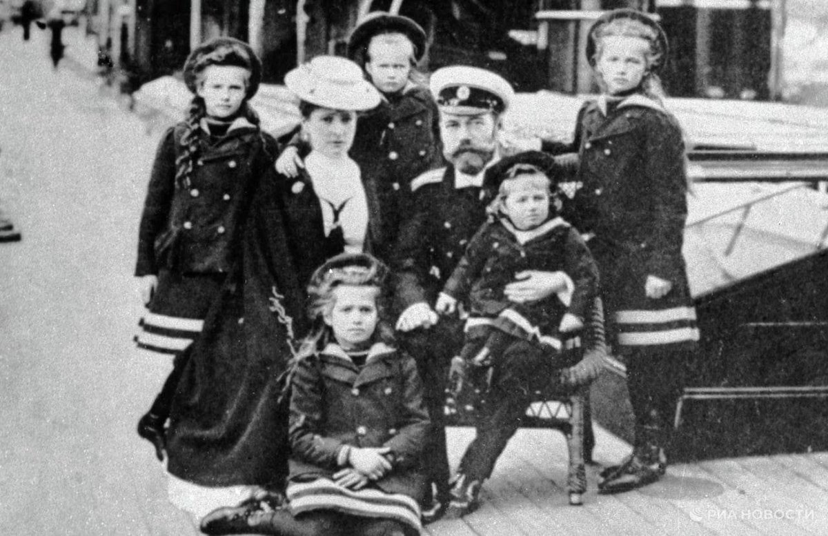 MagLiber3's tweet image. #Romanov 💥
Qui pilotait #Lenine ?

L'assassinat de la famille impériale russe #Romanov s'est produit lors de son exil à Ekaterinbourg dans la nuit du 16 au 17 juillet 1918, sur les ordres de #Lénine

Qui etait derrière réellement derrière la Révolution Bolchevique et Vladimir