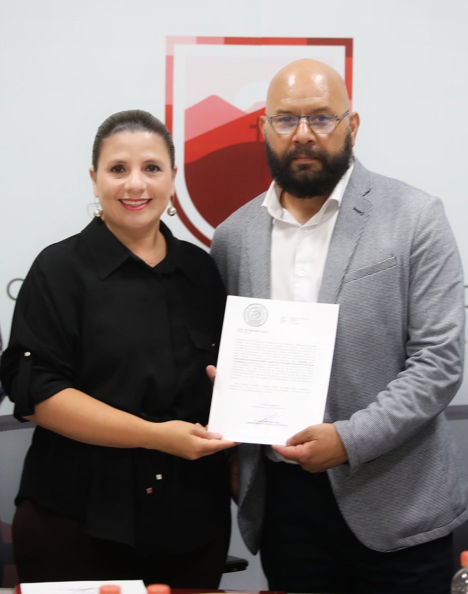 A nombre del Gobernador David Monreal Avila, la Secretaria de Educación, Gaby Pinedo, entregó el nombramiento de Encargado de la Subsecretaría de Educación Media Superior y Superior a Antonio Reyes Carlos.

#PazEsBienestar