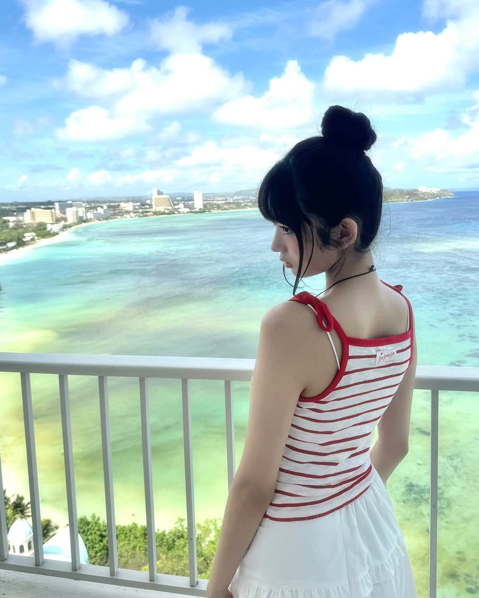 took this so the sea wouldn’t be the only pretty thing hereee... :ppp