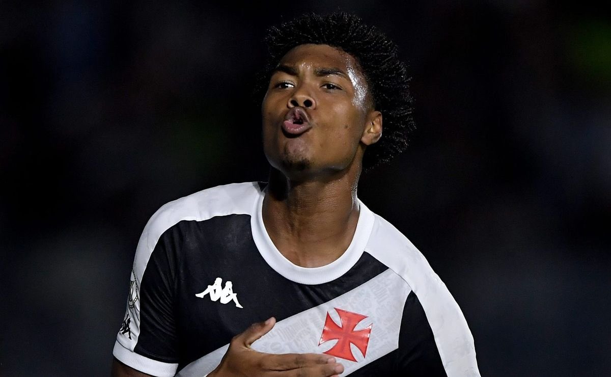 O GB precisa estar no time profissional do Vasco, principalmente na falta de um substituto para o Vegetti, um centroavante de 36 anos. 

Esse rapaz estava sendo contratado para jogar no Fenerbahçe. Não pode ficar escondido no Sub-20. 

Joga pra caralho! É PROFISSIONAL!