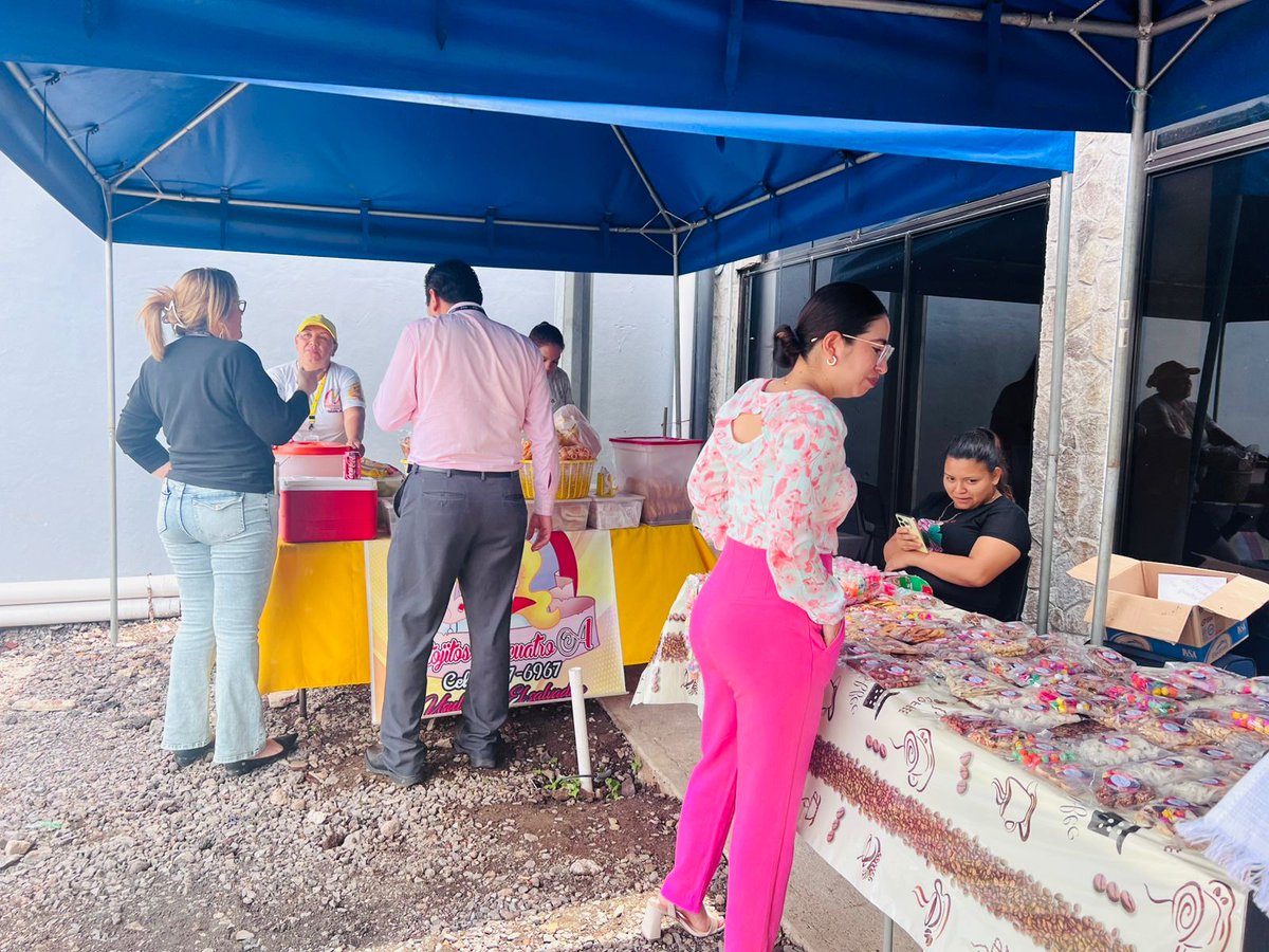 PGR_SV's tweet image. La Unidad Institucional de Atención Especializada para las Mujeres (UIAEM) realizó un Mercadito de Mujeres Emprendedoras de #Usulután, un espacio creado para visibilizar el esfuerzo, la creatividad y el espíritu emprendedor de mujeres que conforman nuestros grupos de #Autoayuda.