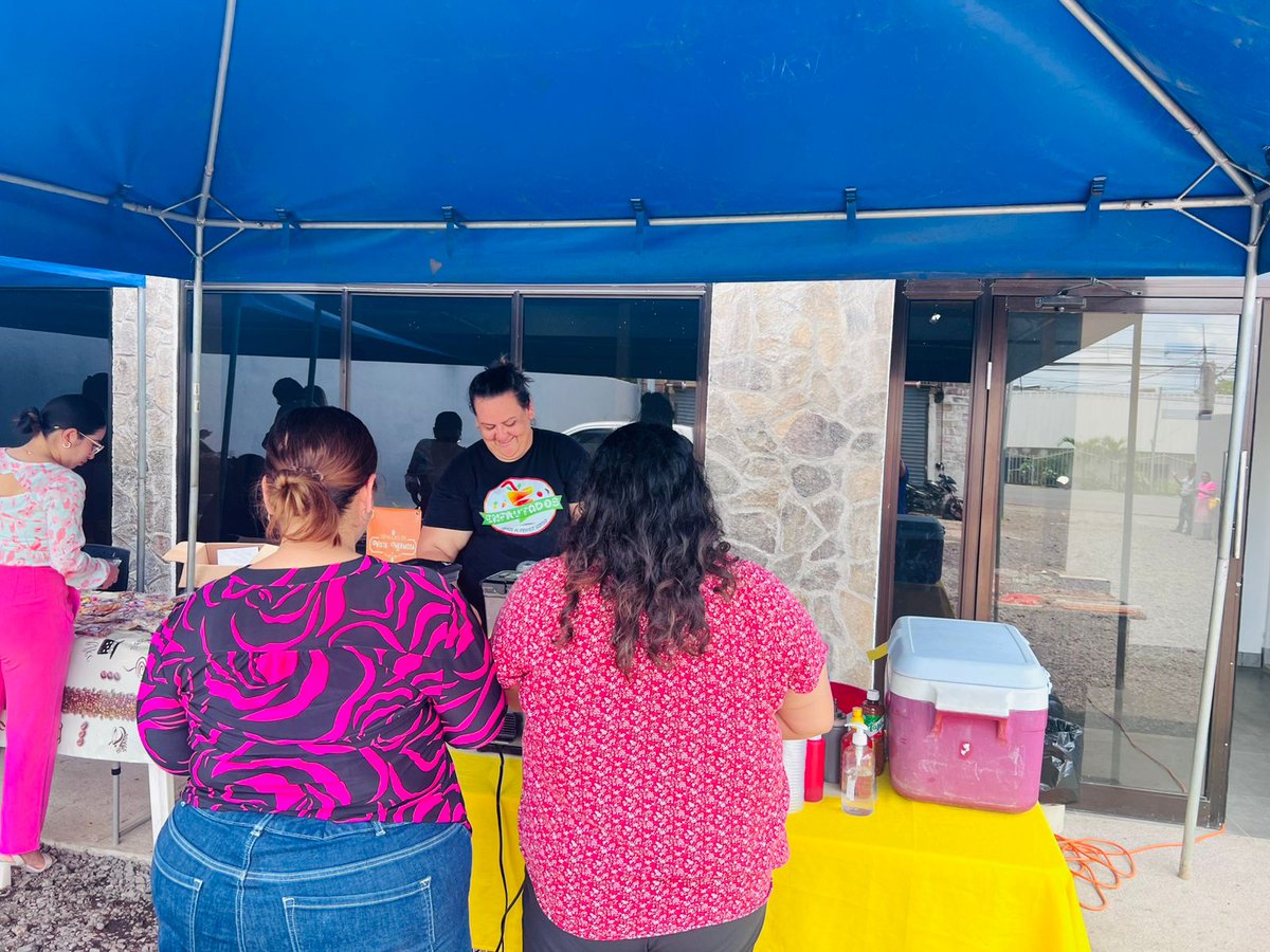 PGR_SV's tweet image. La Unidad Institucional de Atención Especializada para las Mujeres (UIAEM) realizó un Mercadito de Mujeres Emprendedoras de #Usulután, un espacio creado para visibilizar el esfuerzo, la creatividad y el espíritu emprendedor de mujeres que conforman nuestros grupos de #Autoayuda.