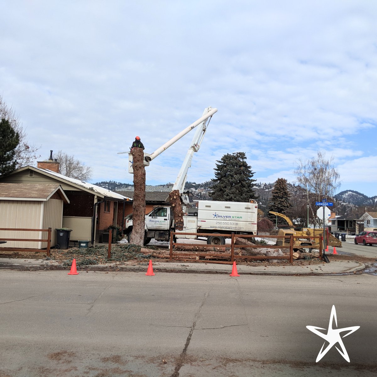 silverstartree's tweet image. 🌳 Precision in Action 🚧
At Silver Star Tree Service, we handle tight-space jobs with precision, skill, and the right equipment. 💪
📍 Vernon, BC

📞 Book now: silverstartree.com

#TreeRemoval #SilverStarTreeService #OkanaganArborist #SafetyFirst #UrbanTreeCare #VernonBC