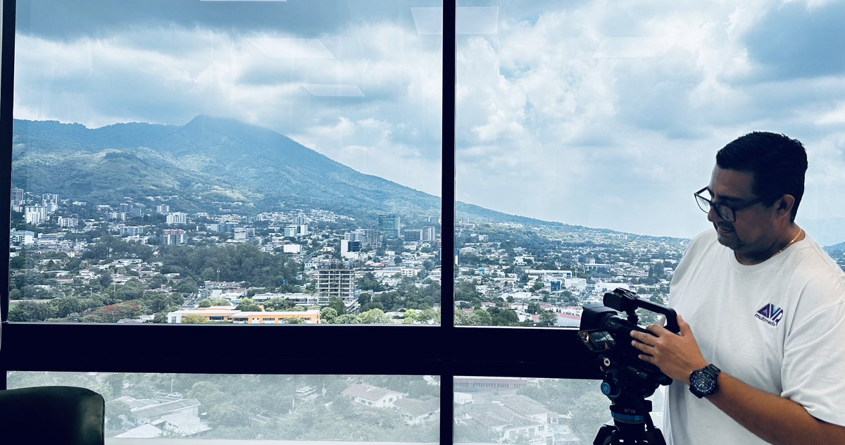 oscaravelarECO's tweet photo. Y mientras tanto, haciendo lo que me gusta. En producción de nuevo video corporativo. AVR MULTIMEDIA. Hacemos videos que conectan.
#produccionaudiovisual #videos
#AVRMultimedia https://t.co/xDi5qievvd