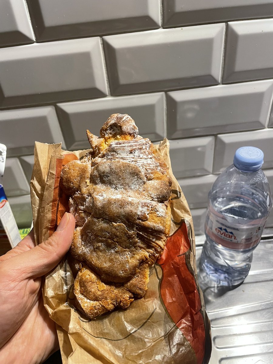 Dinner : un croissant aux amandes and soup.