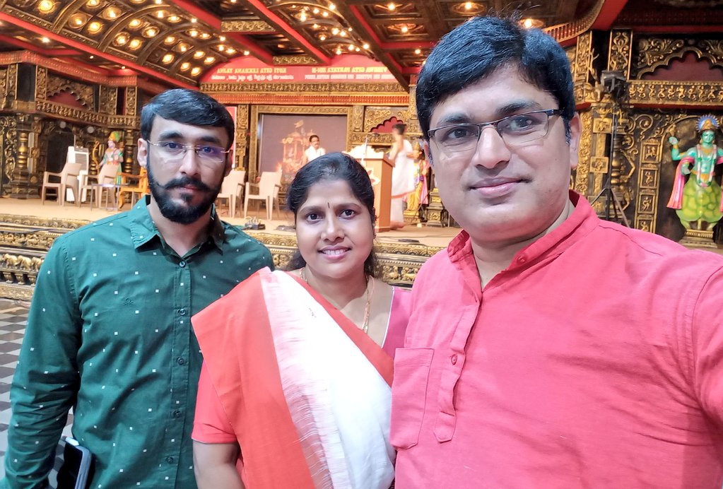 ProfSRK's tweet image. ರಿಪಬ್ಲಿಕ್ ಕನ್ನಡ ಟಿವಿಯ ಸಂಪಾದಕಿಯಾಗಿ ಇಂದು ಹೊಸ ಜವಾಬ್ದಾರಿಯನ್ನು ವಹಿಸಲಿರುವ, ಕನ್ನಡ ಮಾಧ್ಯಮ ಕ್ಷೇತ್ರದಲ್ಲಿ 25 ವರ್ಷಗಳ ಅಗಾಧ ಅನುಭವ ಇರುವ ನನ್ನ ಸಹೋದರಿ ಶ್ರೀಮತಿ ಶೋಭಾ ಮಳವಳ್ಳಿ ಯವರಿಗೆ ಹಾರ್ದಿಕ ಅಭಿನಂದನೆಗಳು, ಅಭಿವಂದನೆಗಳು. ದೇವರು ನಿಮಗೆ ಮತ್ತಷ್ಟು ಶಕ್ತಿ ಮತ್ತು ಯಶಸ್ಸನ್ನು ಕರುಣಿಸಲಿ
#RepublicKannada #ShobhaMalavalli