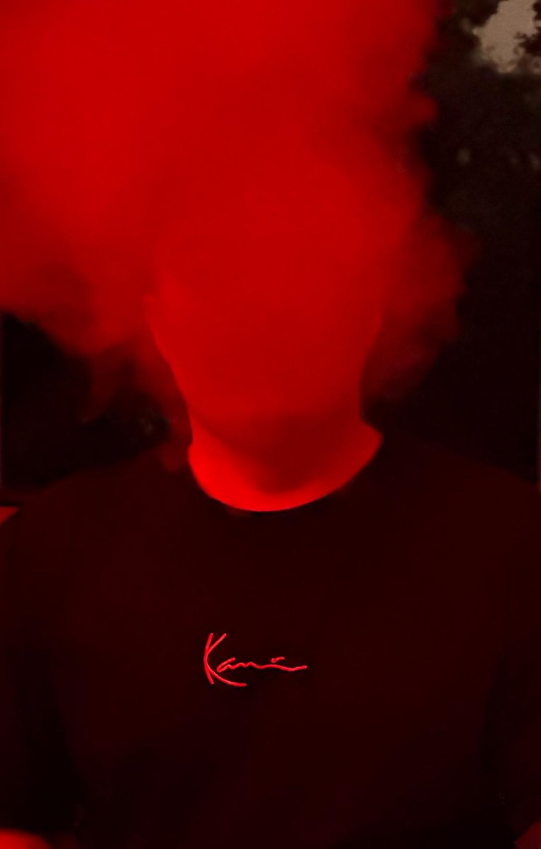 Welcher Trottel bezahlt mir meine nächsten Pods? 😂Natürlich nur ELFBAR 😈 In den DMs melden und abdrücken 🖕