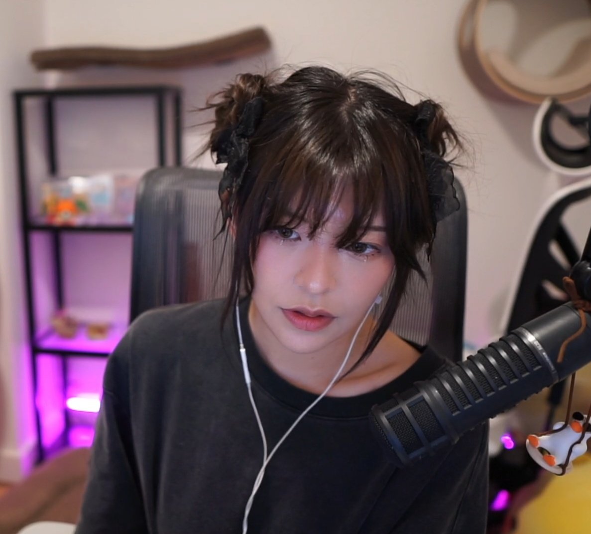 virgosquarius's tweet photo. Miyoung is live looking cute af 🤌 for Age of Mythology and maybe cod practice? Also the roomie rumble draft has been moved to Friday at 1pm pst :D https://t.co/LAHGxo3cVz
