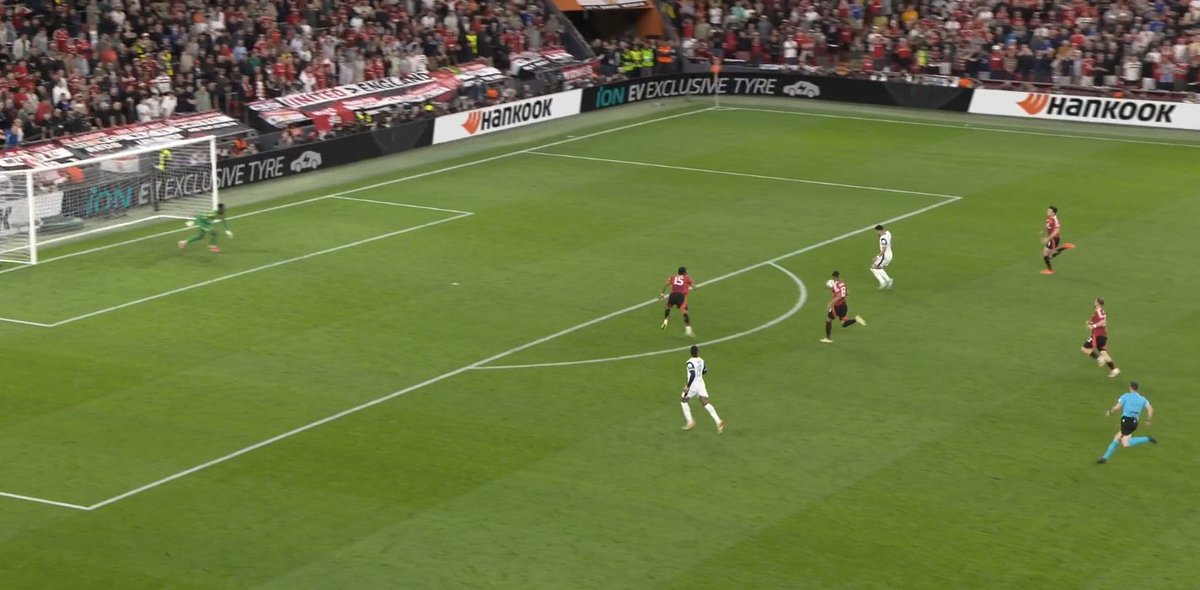 TouchlineX's tweet photo. 📸 - SOLANKE FAILS TO CONTROL IT! https://t.co/mhgPj29Utl