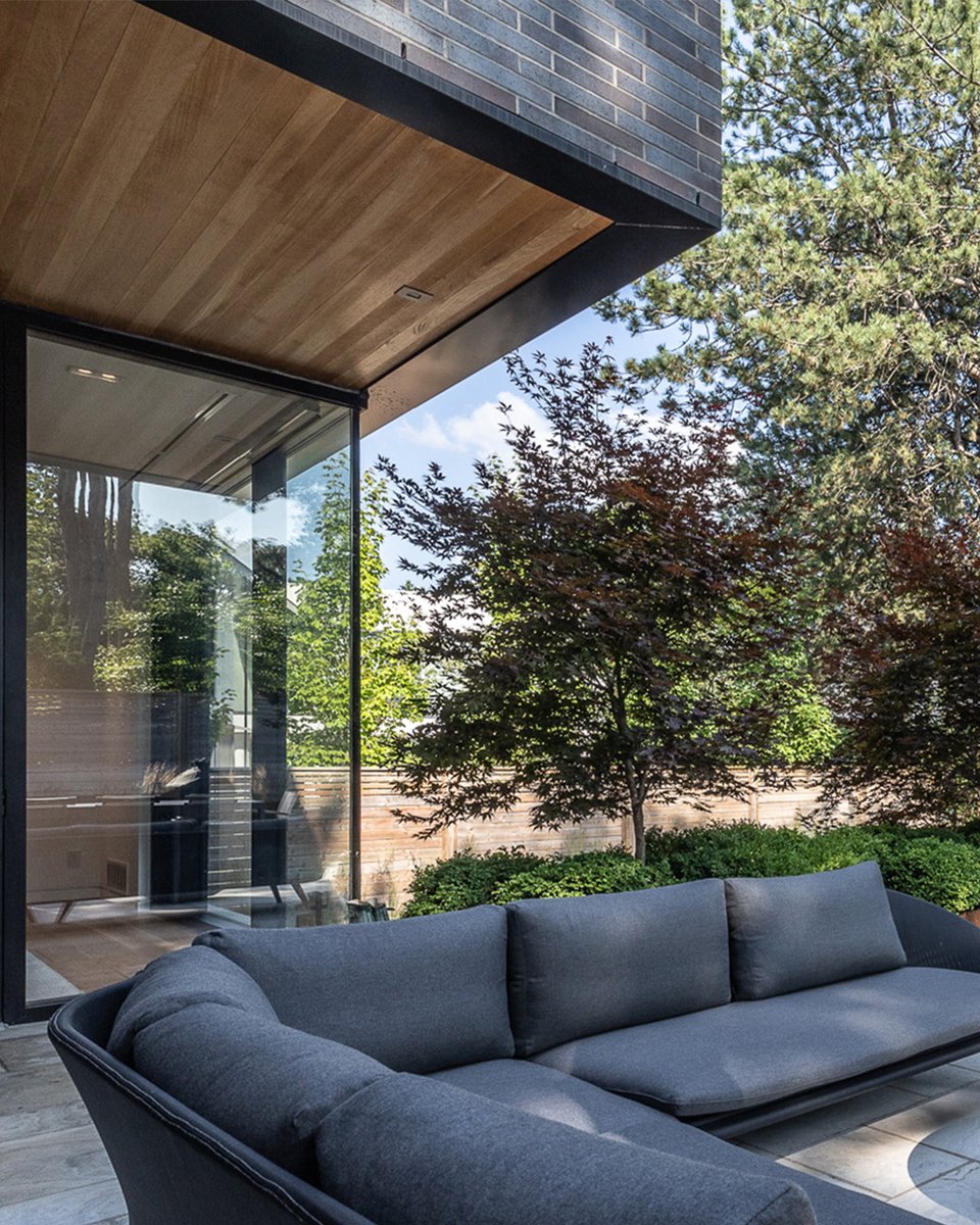 Window_City's tweet image. Our fully automated glass fabrication line allows us to craft unique shapes and finishes with care, accuracy, and efficiency—because every detail matters.

Check out the whole glass production process on our website: windowcity.com/our-process/

#customwindows #glasstechnology