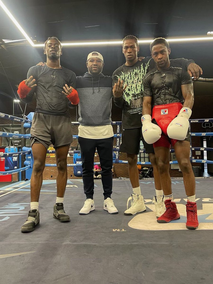 BOXINGnBBQ's tweet photo. The GOAT showed up to the Davis brothers sparring session‼️

Wonder what kind of advice he gave⁉️

#Boxing
#BOXINGnBBQ https://t.co/nCtXMoaLGw