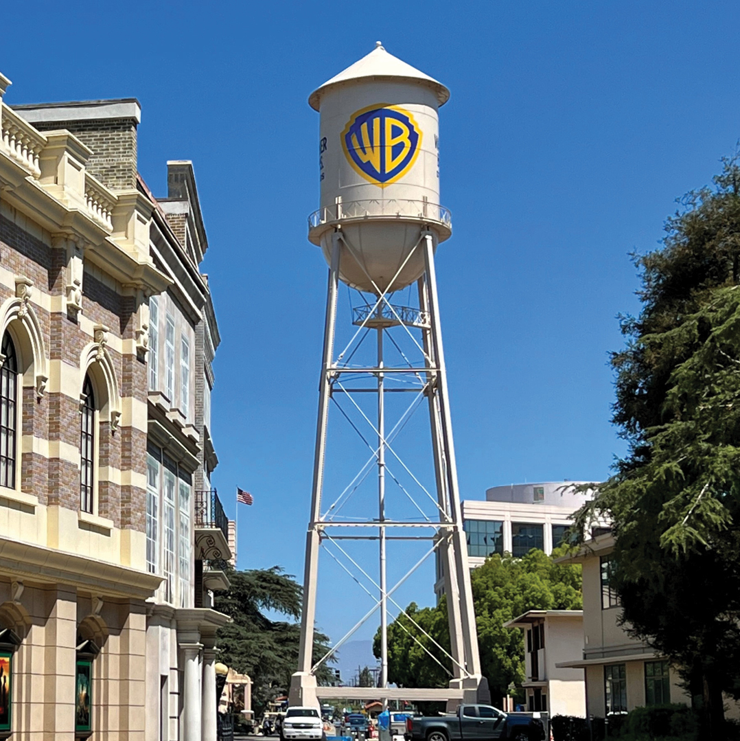ColorKinetics's tweet photo. Who would've thought a lighting makeover could transform a mighty water tower into an emblematic structure⁉️Well, maybe us...but besides the point, check out #ColorKinetics illumination of the Warner Bros Studio Water Tower in Burbank, California, USA✨ https://t.co/CZKz8AdlxG