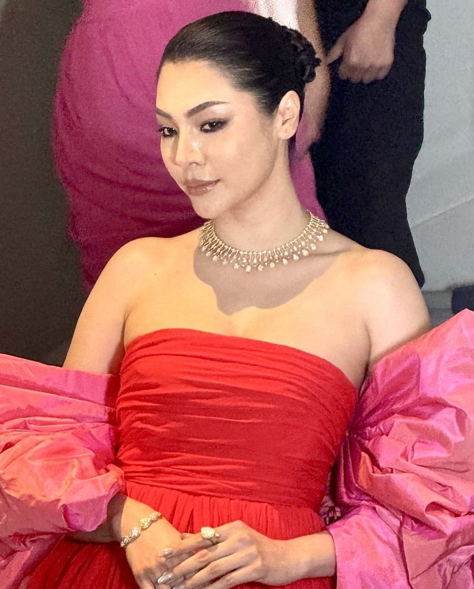 " You can't fake aura, you can't buy it either. "

Faye: I own it. 

PERAYA RED CARPET CANNES
#BoucheronXFaye