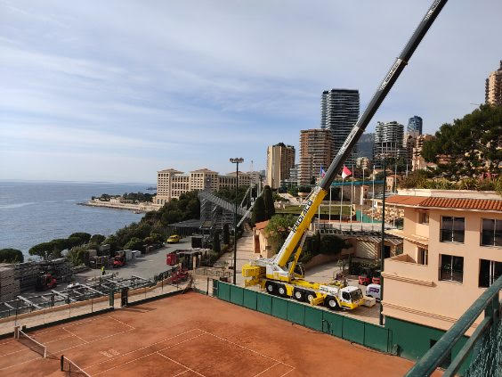 GroupeTSPS's tweet image. 🎾 TSPS au cœur du Rolex Monte Carlo Masters 2025 !
68 plaques posées sur 2 courts protégés, acheminées par grue 130T à 30 m.
Plateforme stable, aucun impact au sol.
✅ Opération maîtrisée &amp;amp; client satisfait.
#TSPS #MonteCarlo2025 #AccèsTemporaire #Tennis