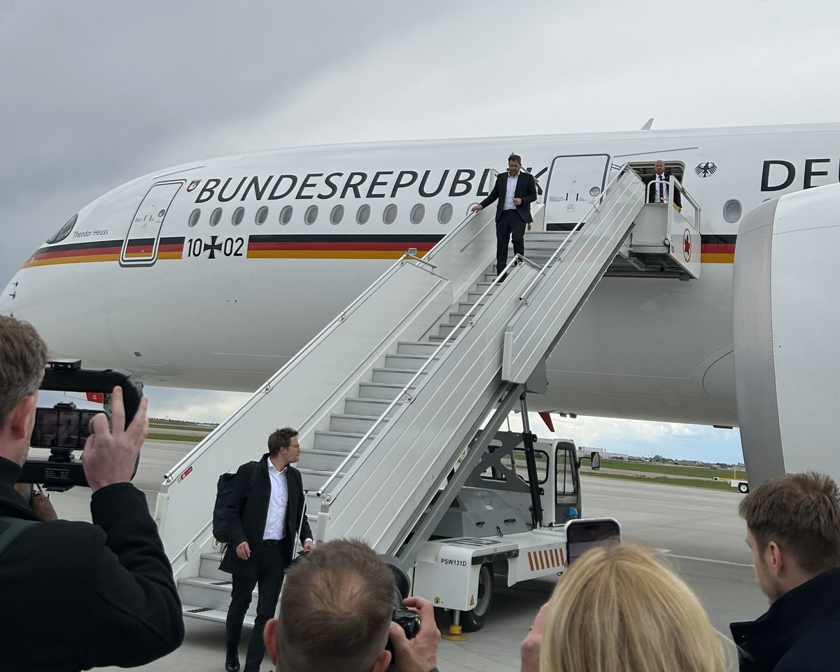 Bastian Brinkmann (@basbrinkmann) on Twitter photo Ich berichte jetzt zusammen mit dem famosen <a href="/CHulverscheidt/">Claus Hulverscheidt</a> über den Finanzminister. Die Freude darüber fühlt sich ein bisschen an wie Jetlag, was aber auch daran liegen könnte, dass die erste Reise gleich zum G7-Treffen in Kanada ging. Ich berichte jetzt zusammen mit dem famosen <a href="/CHulverscheidt/">Claus Hulverscheidt</a> über den Finanzminister. Die Freude darüber fühlt sich ein bisschen an wie Jetlag, was aber auch daran liegen könnte, dass die erste Reise gleich zum G7-Treffen in Kanada ging.