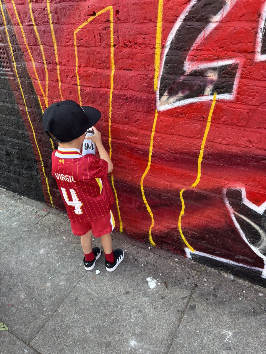 The Redmen TV (@theredmentv) on Twitter photo The main man came down to help out and give his approval <a href="/isaackearney/">Isaac Kearney</a> 🔴✊
<a href="/MurWalls/">MurWalls</a> 🎨
<a href="/VirgilvDijk/">Virgil van Dijk</a> ❤️ The main man came down to help out and give his approval <a href="/isaackearney/">Isaac Kearney</a> 🔴✊
<a href="/MurWalls/">MurWalls</a> 🎨
<a href="/VirgilvDijk/">Virgil van Dijk</a> ❤️