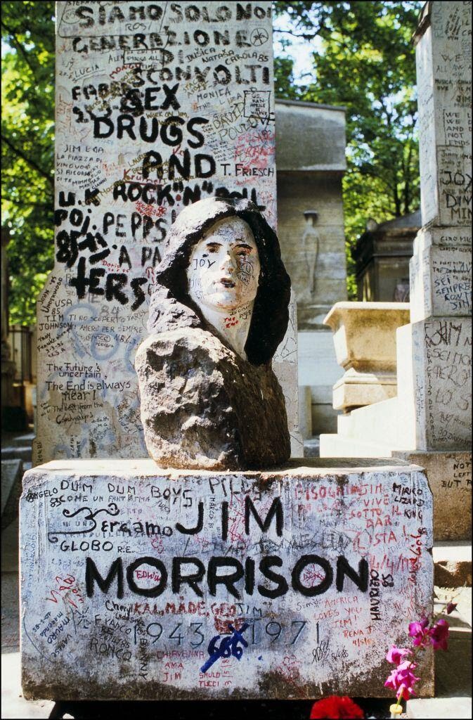 Jim Morrison bust found by chance during police search — 37 years after it was stolen from singer's grave

Morrison's grave — in an area known as Poet's Corner — is perhaps the world's most-visited resting place of a musician.
He died in Paris, 1971.

cbsnews.com/news/jim-morri…