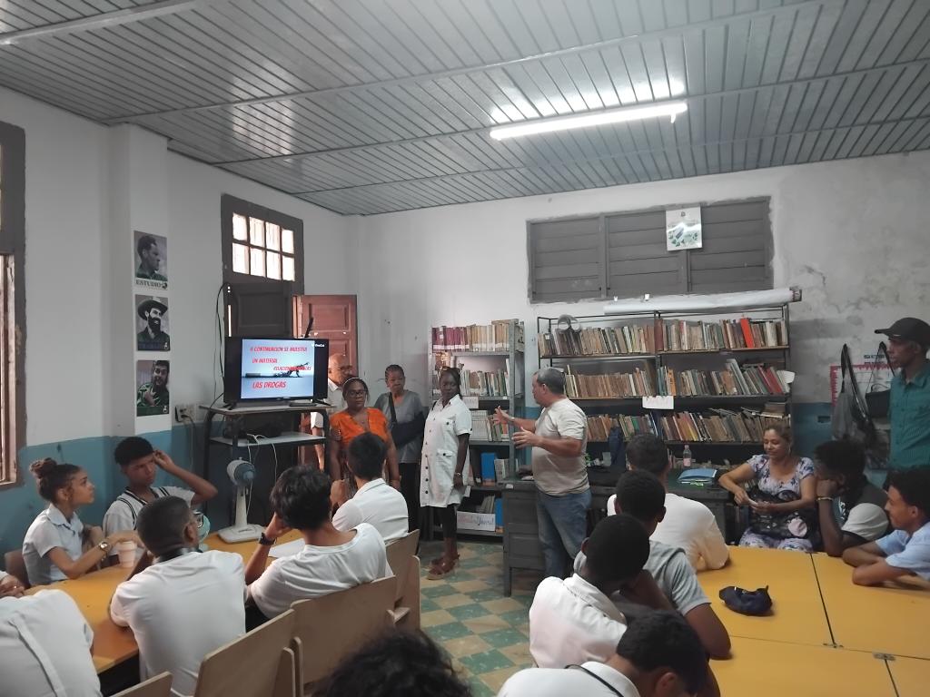OnixMu's tweet photo. En el Preuniversitario del municipio #DiezdeOctubre "Francisco de Miranda",se desarrollan  actividades de biblioteca, deportivas ,conversatorios por especialistas sobre el uso dañino de las drogas
#ContraLasDrogasSeGana 
#LaHabanaViveEnMí 
#LaHabanaDeTodos 
#CubaEduca #CubaMined https://t.co/XaeZKwybav