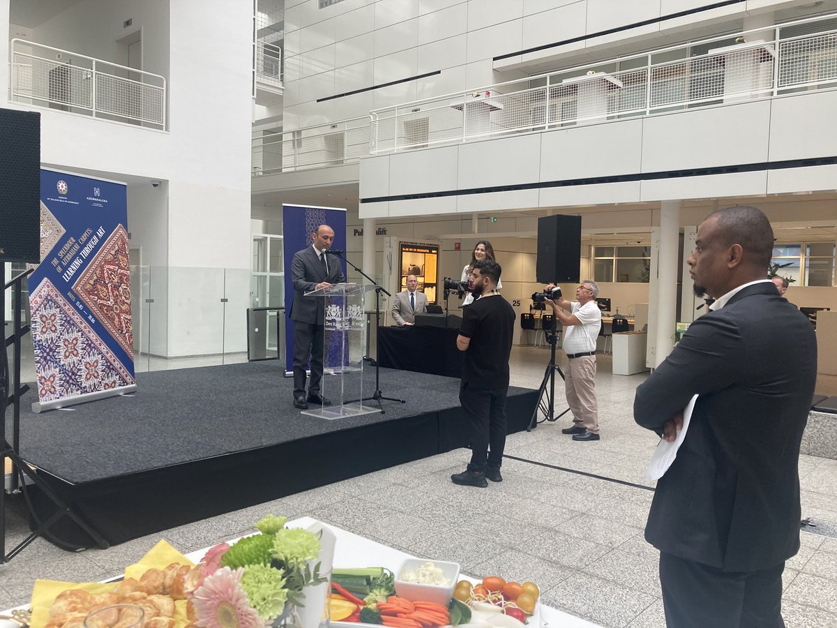 Beautiful carpet art from Azerbeidzjan in the city hall of <a href="/GemeenteDenHaag/">Gemeente Den Haag</a> thx <a href="/M_Ahmadzada/">Mammad Ahmadzada</a>! Opening by Deputy Mayor <a href="/IcarNur/">Nur Icar</a> mentioning the historical cultural link with Jan van Eijck and Hans Memling.