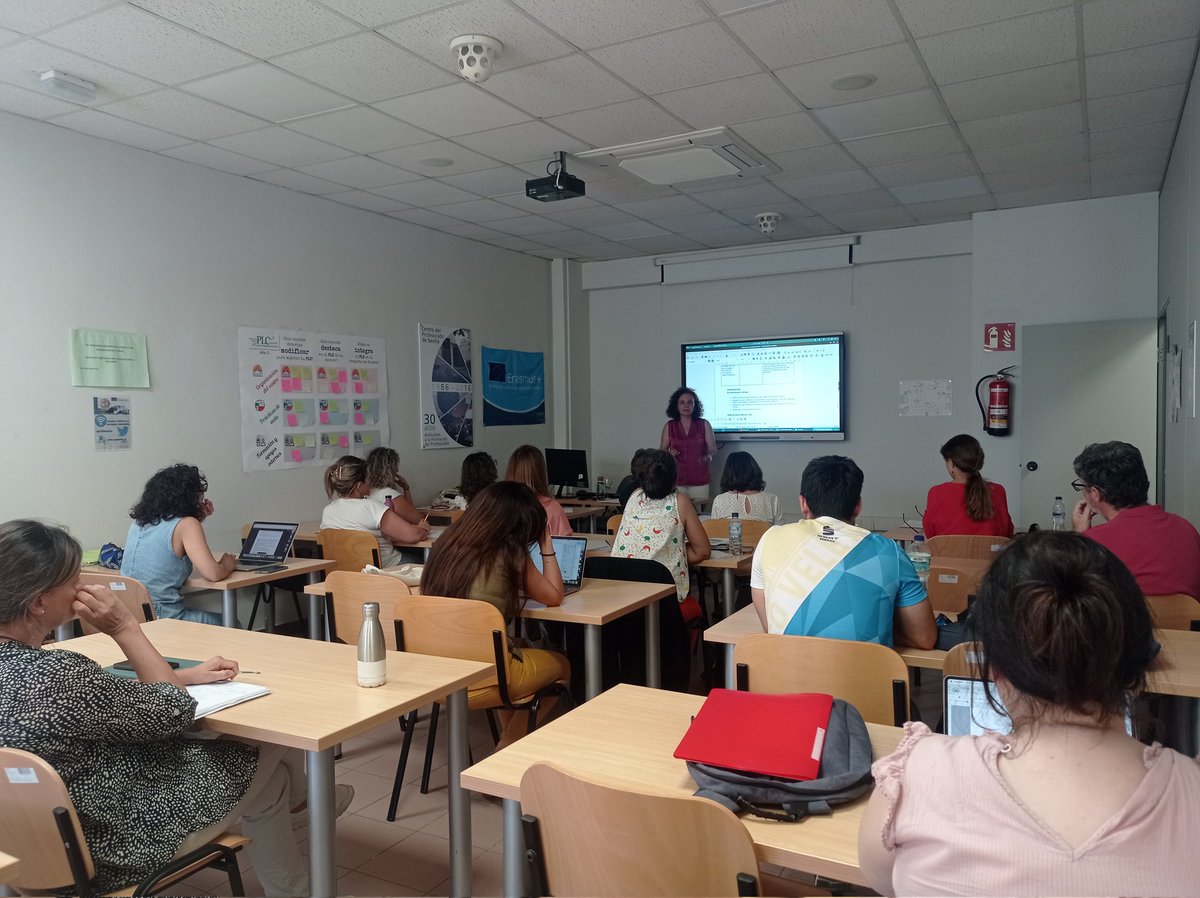 En la segunda sesión del curso Autoevaluación de planes de mejora y memoria de autoevaluación, Alejandra Sánchez Almansa nos habla de los factores clave de la memoria y como crear cultura de mejora en los centros.
<a href="/CEPdeSevilla/">CEP de Sevilla</a> 
<a href="/DG_IFP/">DG de Innovación y Formación del Profesorado</a>