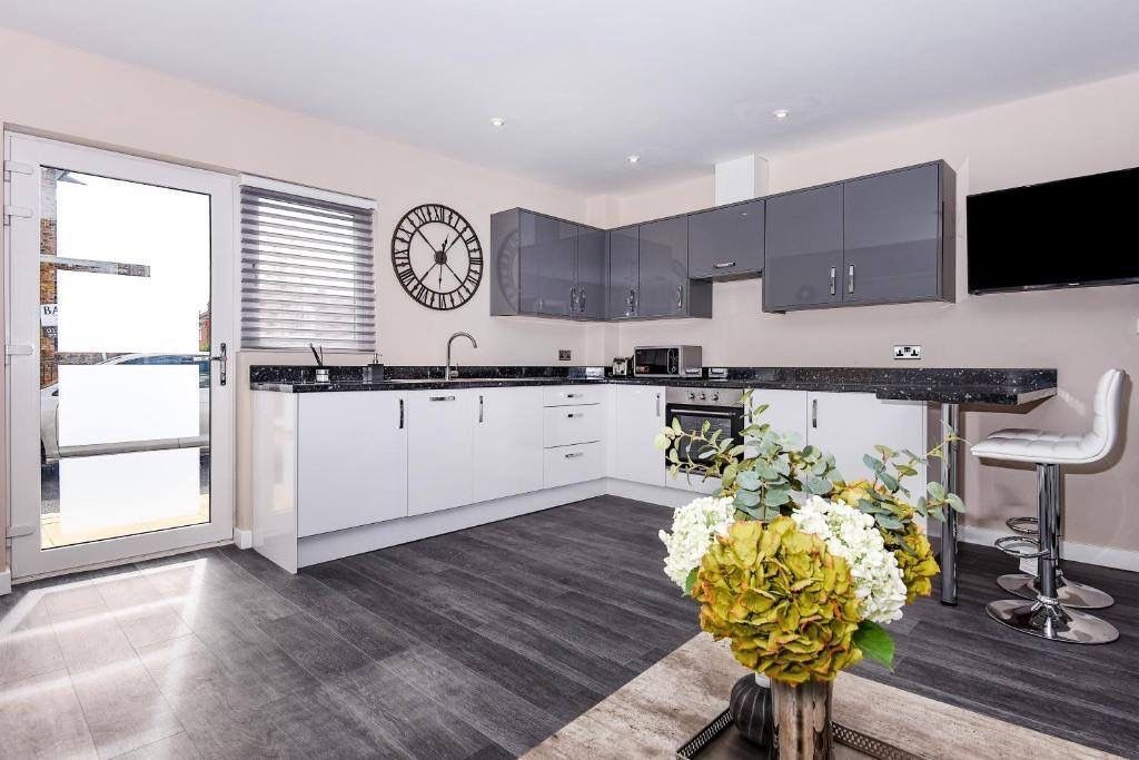 staylets1's tweet photo. Moving made easy! 🧡

#StayLets provides short &amp; medium-term #relocationstays in #Cheltenham &amp; #Surrey—fully furnished apartments with everything you need to feel at home.

Book your stay conveniently online at https://t.co/BkeUMUWiVq

 #RelocationMadeSimple #ServicedApartments https://t.co/k6OJP50aHG