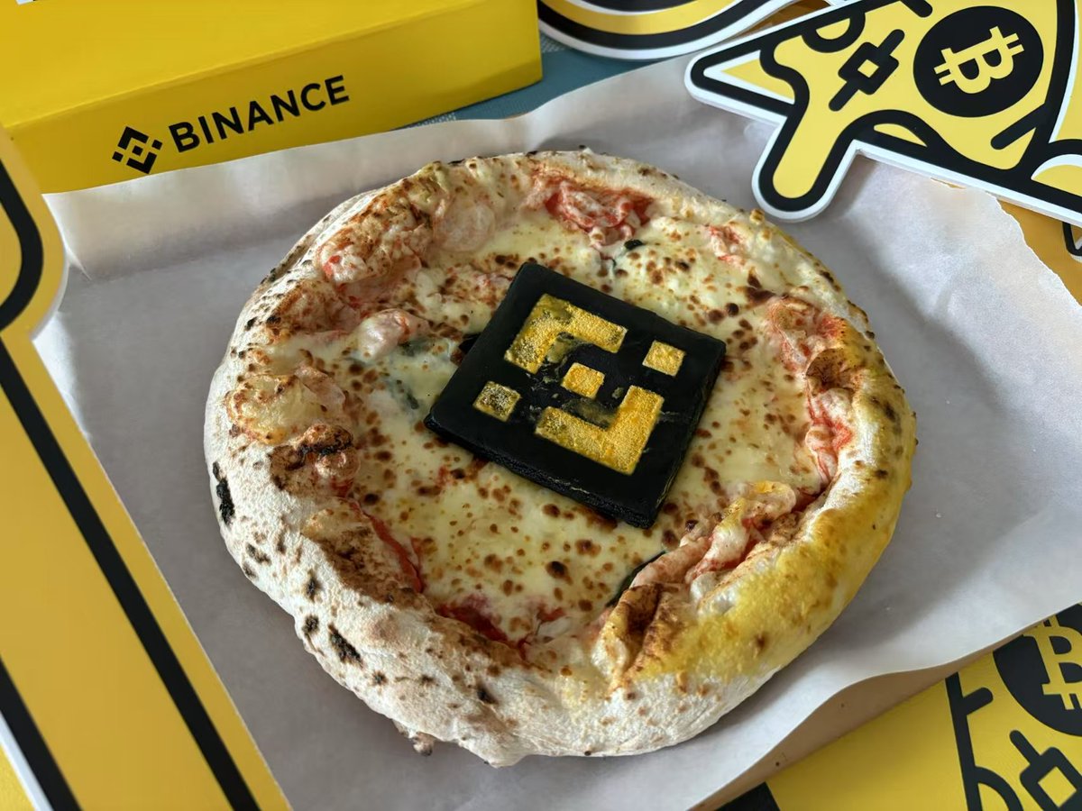 GaoShanZkk's tweet photo. Happy Pizza Day🍕

今天最开心的事

就是收到了币安送来的披萨礼盒！

黄色系的披萨礼盒包装高端大气上档次，下班回家吃上一口热腾腾的披萨一天的疲惫多消除了，币安披萨暖暖的很贴心💛！

感谢@dexon_binance @heyibinance @binancezh https://t.co/cCftrpW1rX