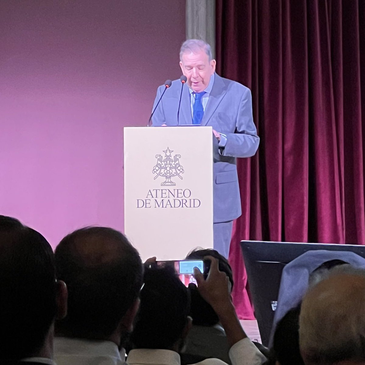 EVTVMiami's tweet photo. #EsNoticia 🇻🇪 Edmundo González Urrutia: “Los venezolanos hemos comprendido que la defensa de la democracia requiere constancia, inteligencia y unidad” 

El presidente electo de Venezuela, @EdmundoGU, participó en el “Foro Libertad y Democracia”, organizado por la Fundación Internacional por la Libertad, presidida por Álvaro Vargas Llosa. Durante el encuentro González reafirmó su compromiso con la democracia de Venezuela, y resaltó la importancia de unir a los demócratas del mundo para superar y combatir las nuevas formas de autoritarismo que “socavan los principios del Estado de derecho y la soberanía popular”

📸Foto: @EdmundoGU 
📲Más en https://t.co/PiKoItRyfO