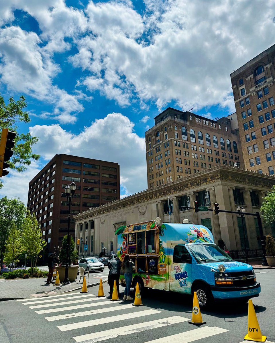 rodney_square's tweet photo. Who's hungry? 🤩 Swing by the Downtown Wilmington Farmers' Market at Rodney Square for lunch today! Every Wednesday from now until Oct. 29, We've got a rotating lineup of food trucks serving up hot bites from 10 AM – 2 PM (rain or shine!) 🌮🍔🍦#RodneySquare #WilmDE #InWilm https://t.co/uPBVgsYcp7