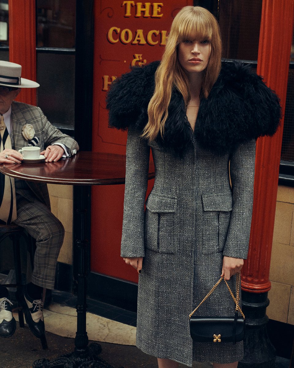 McQueen's tweet photo. McQueen Autumn Winter 2025 Pre-collection  – Soho, London. ​

Strong-shouldered coat with formal pocket details. Crisp charcoal tweed framed with soft black shearling.​

Discover #McQueenPreAW25: https://t.co/fceFV90M6U https://t.co/ZU6qxRD72W