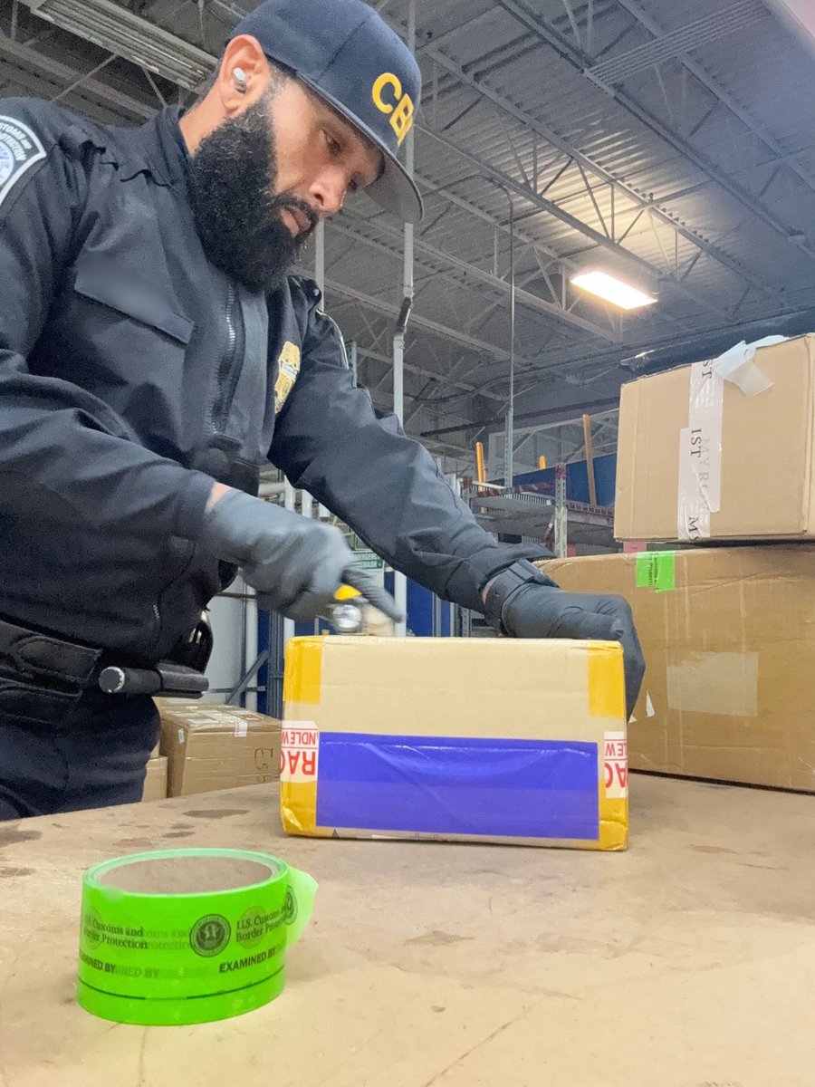 OFOEAC's tweet photo. 🚨CBP Officers @DFOSanFrancisco are on the frontline protecting trade at Oakland's FedEx facility. Whether they are inspecting goods or stopping counterfeits, they keep supply chains safe and protect US consumers. Keep up the great work!👏 #OFOProud🇺🇸 #TradeOps https://t.co/QMrxROa7j6