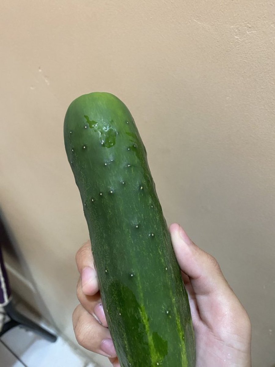 100 likes e mostro enfiando no cuzinho