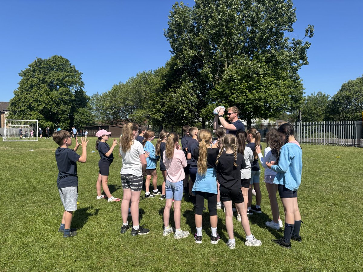 MissCrawford0's tweet photo. Followed by a great Rugby session 🏉

Primary 5 loved learning how to pass effectively before trialling their new skills in small group games.  

#StMaryshealthweek https://t.co/5yWbGOefzS