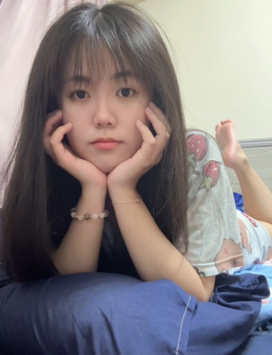 👋👋～～～

🐶🐶 ➡️ 😪🛌💤

細細那條手鏈 狗狗戴9年了

其實是紅線 越戴越牢固…

狗狗都懷疑月老簿子裡面沒有狗狗的名字😥 https://t.co/MtwTXAfvNF