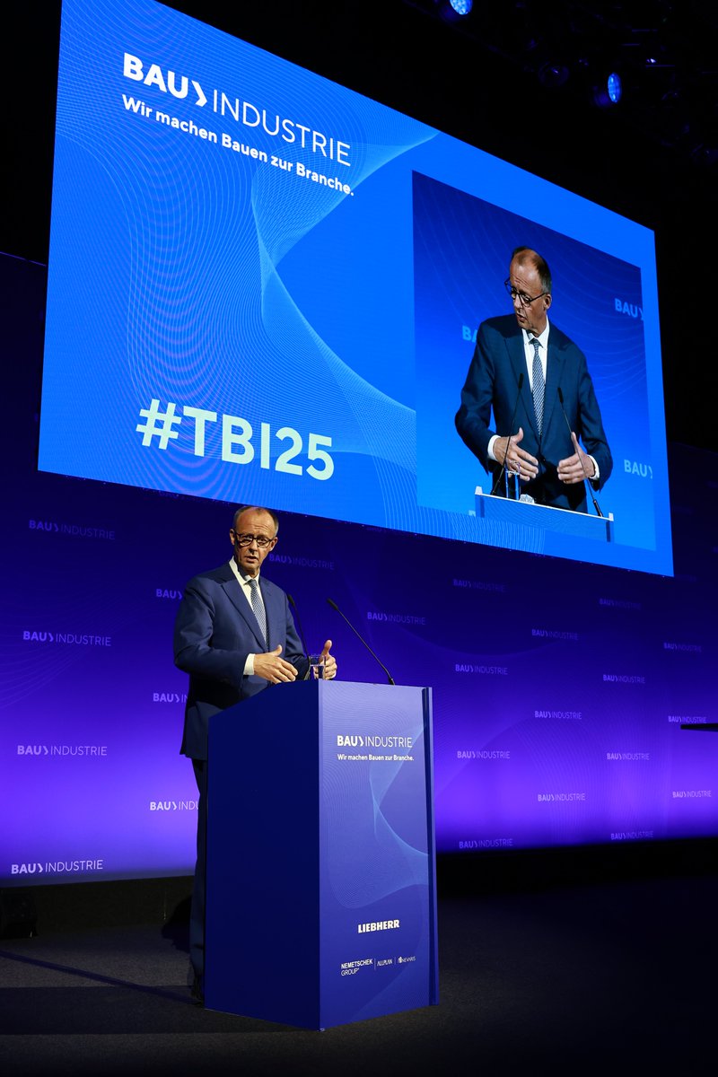 Heute auf dem Tag der #BAUINDUSTRIE: 
Bundeskanzler <a href="/_FriedrichMerz/">Friedrich Merz</a> besucht mit der Bauindustrie die erste Wirtschaftsbranche seit seinem Amtseintritt. Ein starkes Zeichen der politischen #Wertschätzung. #TBI25
