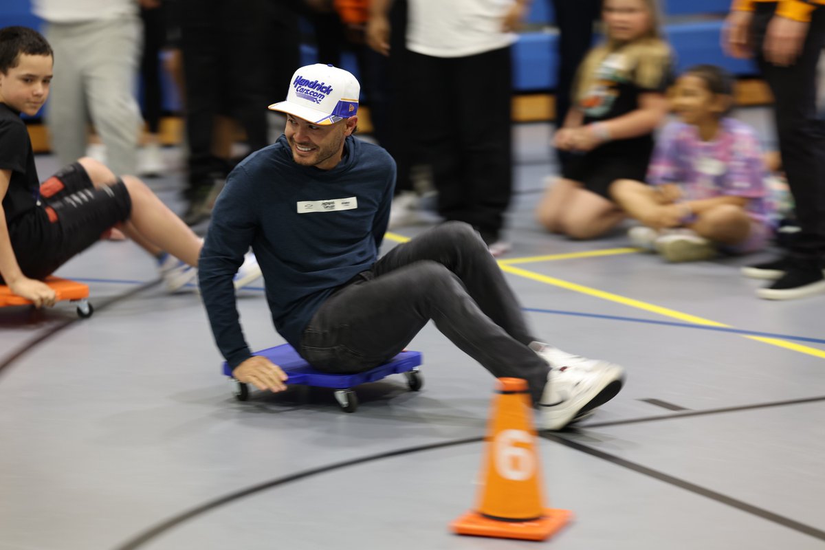 IMS's tweet photo. It’s always a great time on @GallagherGlobal Community Day! 📚

#Indy500 drivers have spent the morning visiting local schools and participating in activities with over 2,000 students from around Central Indiana. https://t.co/8cDDzmQ6j8