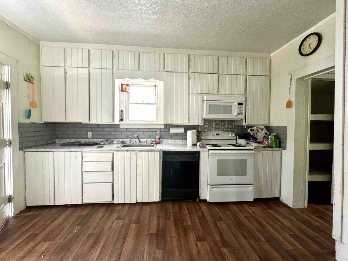 NYLandQuest's tweet image. 2 FAMILY HOME with BARN in Belfast NY.  2,080 sq. ft. Ideal for rental income, extended family living, or future renovation into a single-family home.  High ceilings.  Wrap-around porch.  Great potential!   $115,000.  nylandquest.com/property/lq120… @NYLandQuest #House #2family #rental