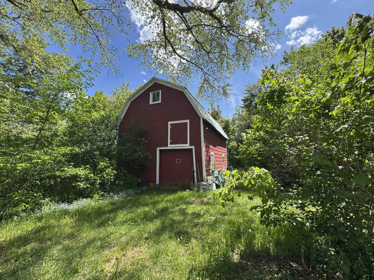 NYLandQuest's tweet image. 2 FAMILY HOME with BARN in Belfast NY.  2,080 sq. ft. Ideal for rental income, extended family living, or future renovation into a single-family home.  High ceilings.  Wrap-around porch.  Great potential!   $115,000.  nylandquest.com/property/lq120… @NYLandQuest #House #2family #rental